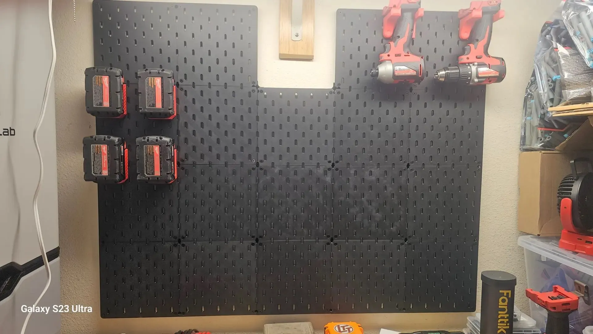Чёрная модульная стена с аккумуляторами и шуруповёртами